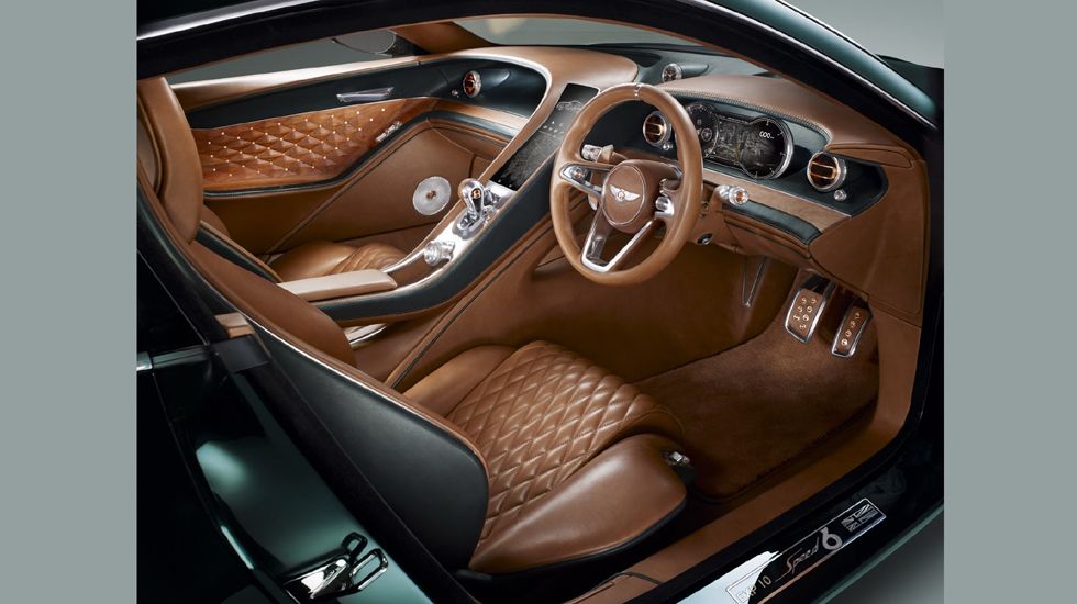 Για μία ακόμα φορά, η ατμόσφαιρα στο εσωτερικό μιας Bentley είναι μοναδική.
